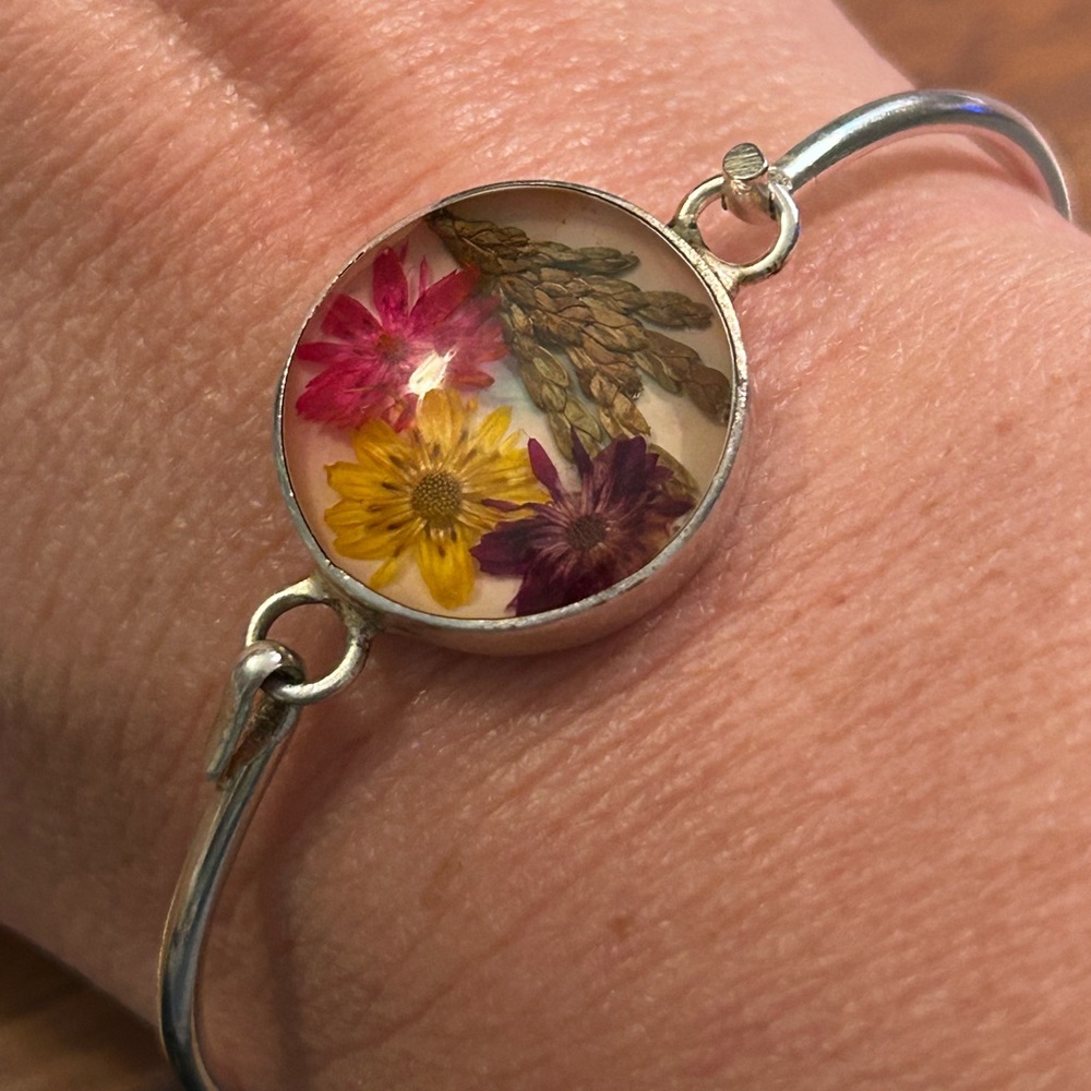 Vintage silver boho bracelet with dried flowers in resin bohemian hippie